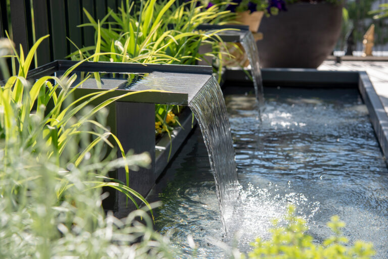 Zierbrunnen auf Terrasse