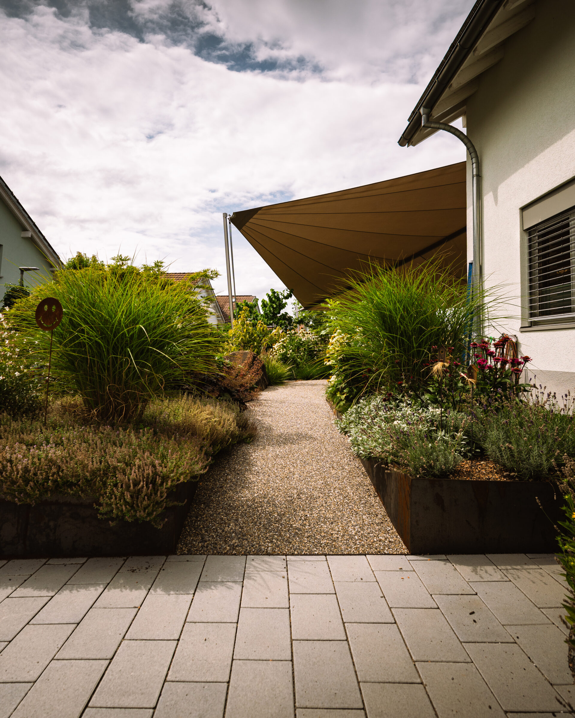 Moderne Gartengestaltung mit Sonnensegel