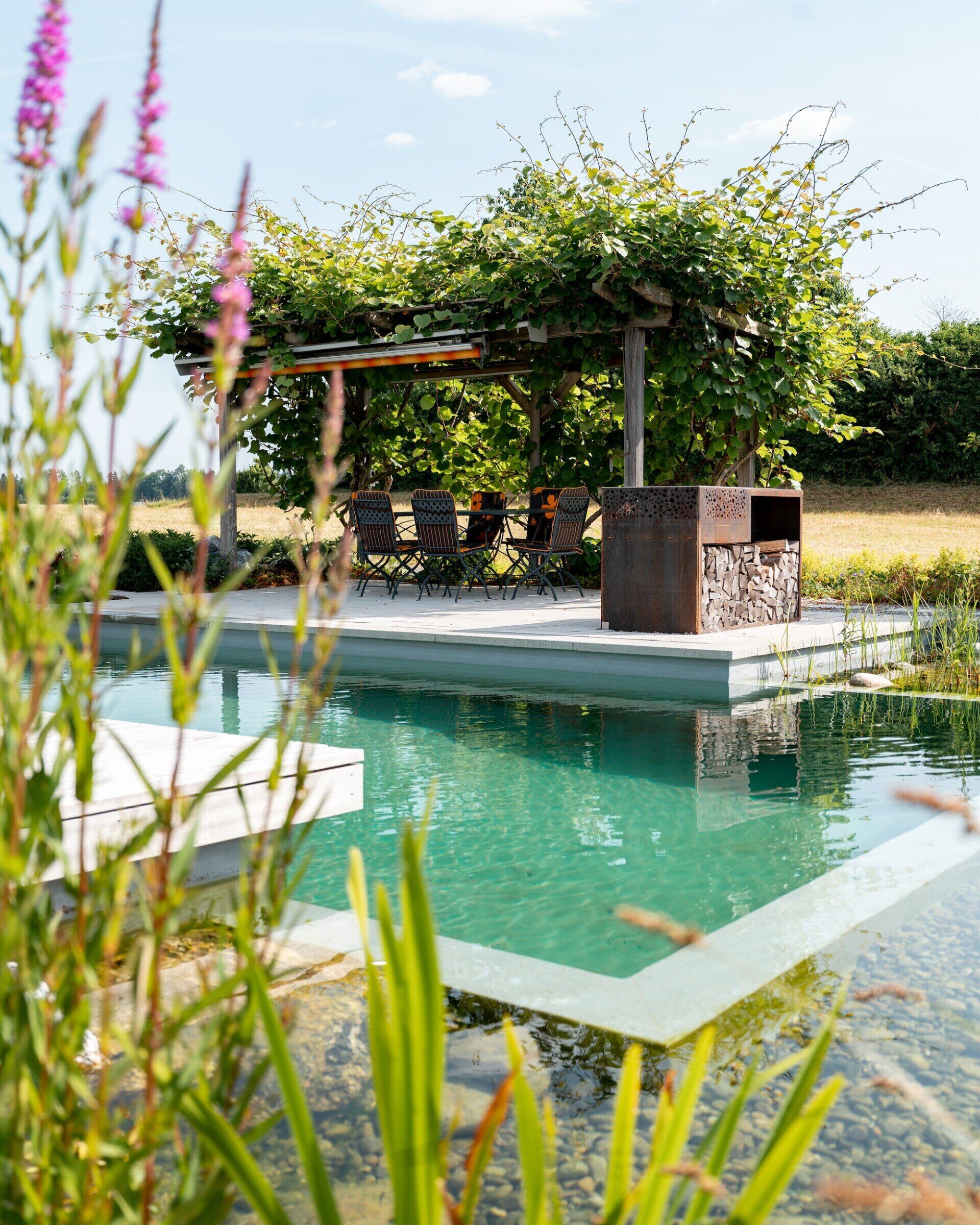 Schwimmteich mit einem Flammengrill Magna