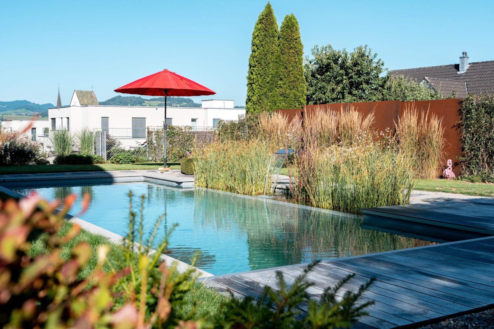 Biopool mit rotem Sonnenschirm